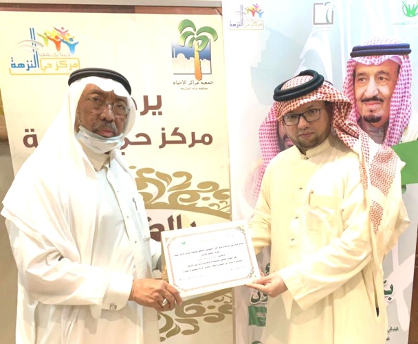 مركز حي النزهة يكرم الإعلامي ” عمر شيخ “