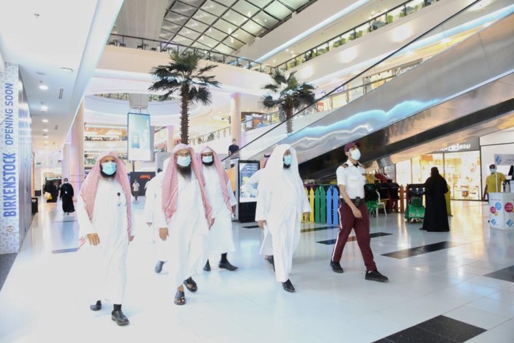 وكيل التوعية والتوجيه بالرئاسة العامة لهيئة الأمر بالمعروف يقف ميدانياً على تنفيذ حملة (الصلاة نور) بالرياض