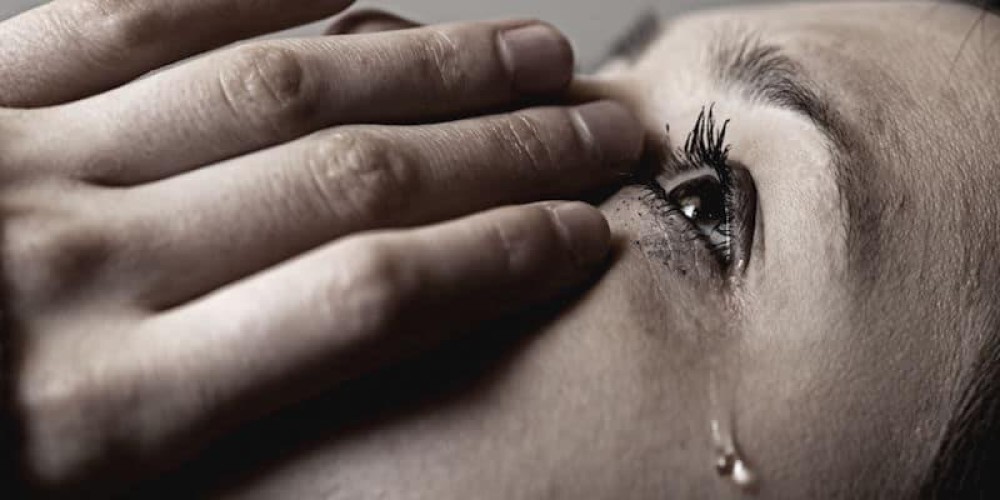 هل النوم بعد البكاء مباشرة يُسبب جلطات القلب؟.. مختص يُجيب