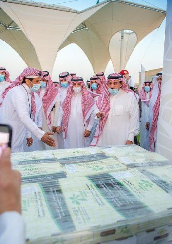 سمو أمير القصيم‬ يثمن هدية موسم عنيزة للتمور لأبطال ‫الحد الجنوبي‬‬