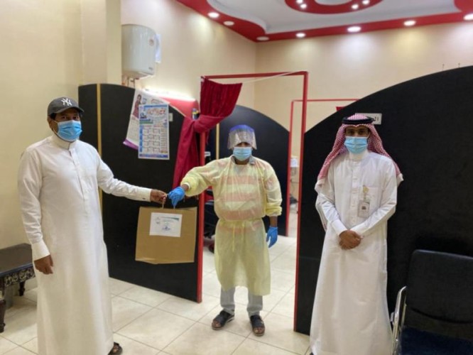 فريق التمكين المجتمعي بصحي صوير ينفذ مبادرة حلاقة بدون عدوى