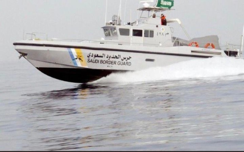 حرس_الحدود‬⁩ بـالمدينة‬⁩ ينقذ مواطنَيْن تعرَّض قاربهما للعطل بعرض البحر.