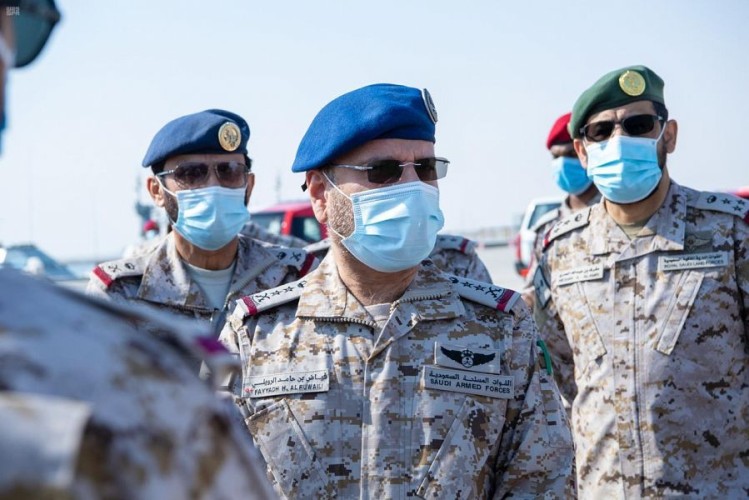 رئيس هيئة الأركان العامة يزور قيادة المنطقة الشرقية ويطلع على جاهزية الموقف العسكري