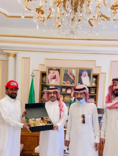 الناشط الرياضي ” الدعجاني ”  يكرم ” الزايدي ” بمناسبة الترقية للمرتبة الثانية عشر