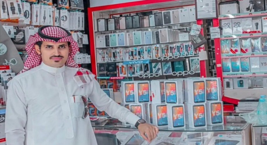 في بادرة طيبة ومميزة .. معلم يهدي لــ” جميع  طلاب مدرسته” بأجهزة ذكية ويثير الإعجاب