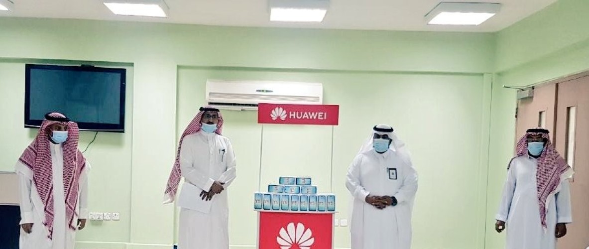 تنمية الطوال” تدعم طلاب مكتب تعليم صامطة بـ 65 جهازًا إلكترونياً ذكياً