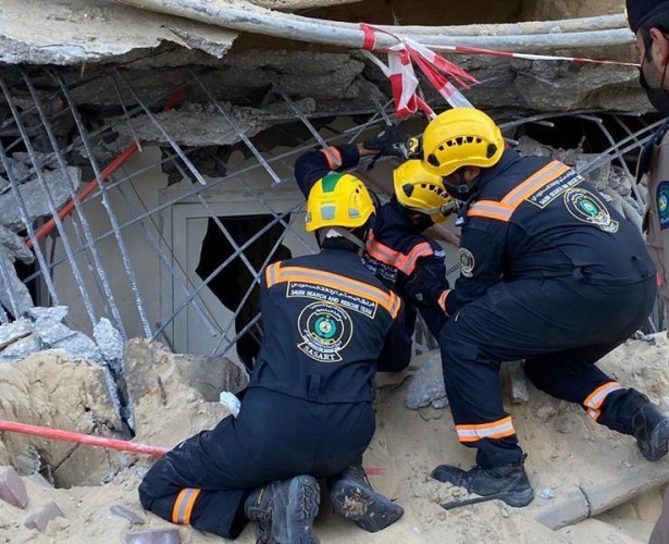 بالفيديو .. الناجي من انهيار مواقف الخبر: العريف سليمان نزل لـ”عمق 7 أمتار” .. وقال لي “يا نعيش سوا أو نموت سوا”