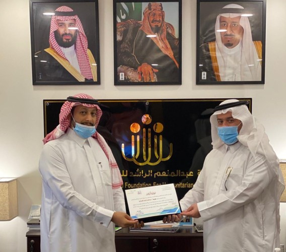 “الراشد الإنسانية” تتبرع بأكثر من 200 جهاز لوحي لطلاب الأحساء والدرعية