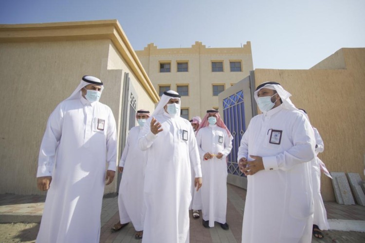 محافظ الدرب يطلع على المشاريع المدرسية وتقرير منصة مدرستي