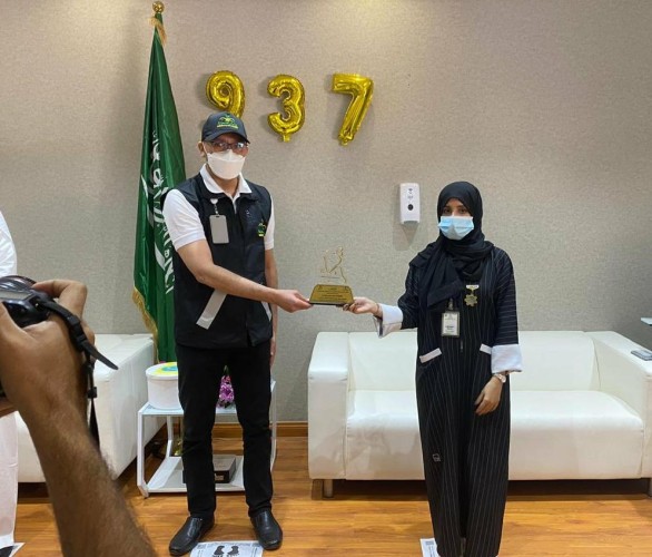 صحة مكة تكرّم “نسايم الزهراني” لتطوعها في مركز بلاغات (937)