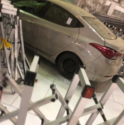 الجهات الأمنية تباشر حادثة ارتطام سيارة في أحد أبواب الحرم بمكة