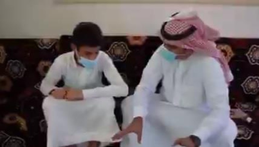 من أجل الوصول إلى الطلاب في منازلهم .. بالفيديو: معلم يقطع 120 كيلومتراً في رجال ألمع