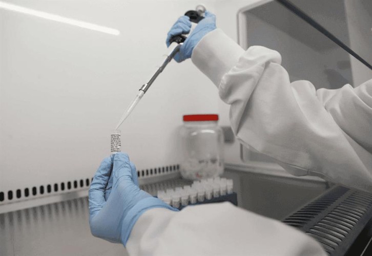 بالفيديو .. “استشاري أمراض معدية” : إجراء اختبارات للقاح ضد فيروس “كورونا” على نحو 5 آلاف شخص بالمملكة