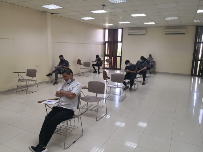 كلية  الاتصالات بالرياض تطبق الاحترازات في الاختبارات