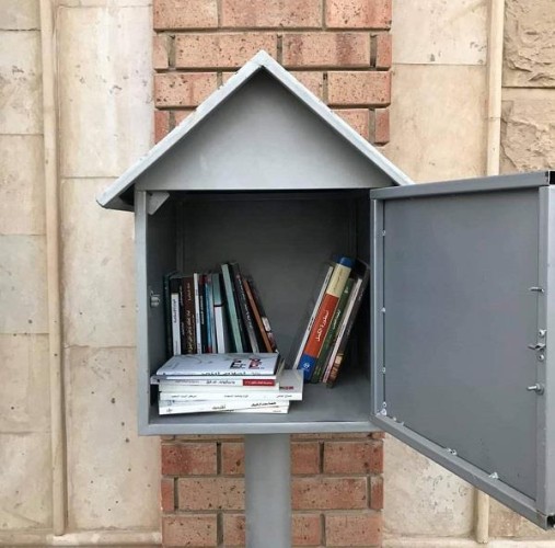 شاهد: معلم ينصب “عشاً” بجوار منزله لتداول الكتب مع الآخرين في القطيف