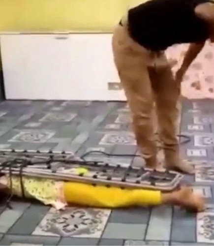 مستشار قانوني يكشف عن العقوبة والغرامة المتوقعة بحق “معذب طفلته بالسوط”