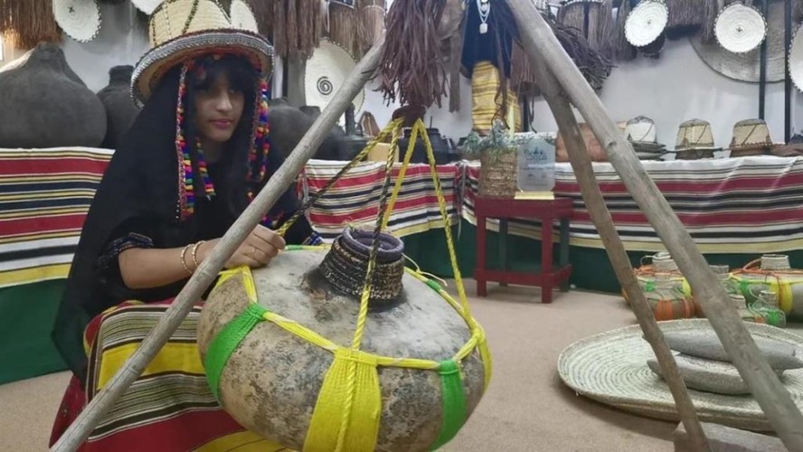 شاهد: سعودية تنشأ متحف داخل منزلها يحتوي على قطع أثرية ومتعلقات المرأة بجازان