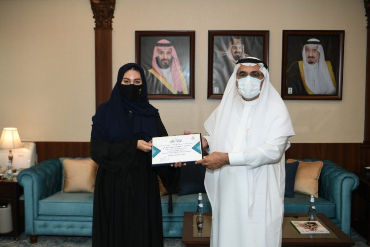 أمين الشرقية يكرم مواطنة نظير مقترحها بإنشاء شاطئ نسائي حكومي