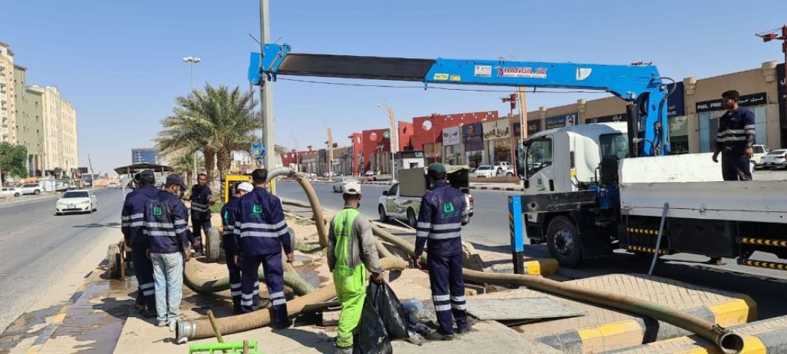 أمانة حفر الباطن تقوم بتنفيذ خطة طوارئ السيول