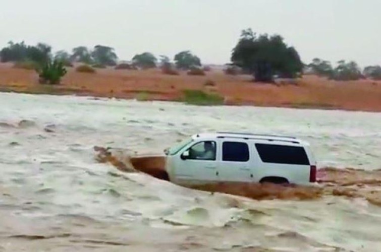 بعد انتشار مقاطع لهذه المخاطر .. الشورى يوافق على إضافة المجازفة بعبور الأودية والشعاب أثناء جريانها إلى نظام المرور