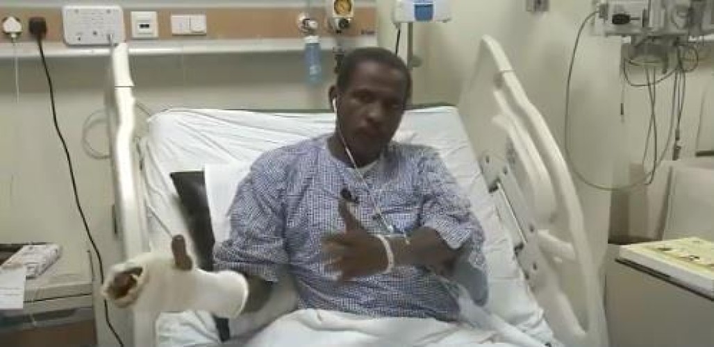 نائب أمير منطقة جازان يكافئ حارس مدرسة بعد تمكنه من إخماد حريق في مدرسة للبنات