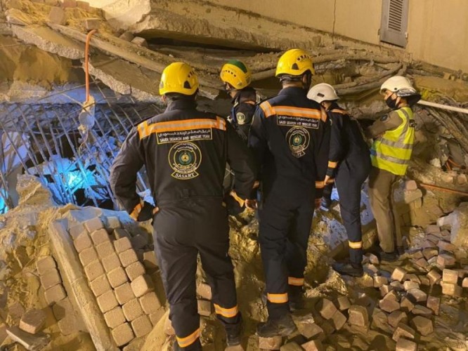 الدفاع المدني: الكلاب البوليسية K9 تبحث عن محتجزين تحت الأنقاض – صور