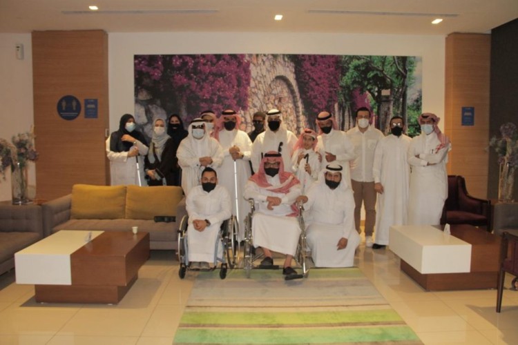 بمناسبة اليوم العالمي للكفيف أصحاء يشاركون المكفوفين حياتهم : عشاء الظلام .. تجربة اجتماعية تثير الاهتمام