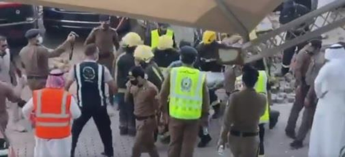 بالفيديو: لحظة إخراج حالة كانت محتجزة تحت أنقاض المواقف المنهارة في الخبر