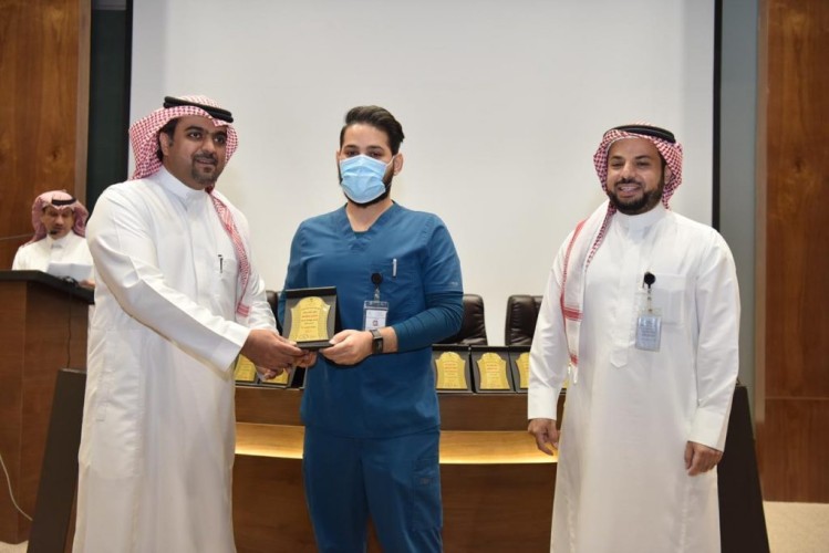 التجمع الصحي الأول يكرم أبطال مستشفى الملك سلمان بالرياض