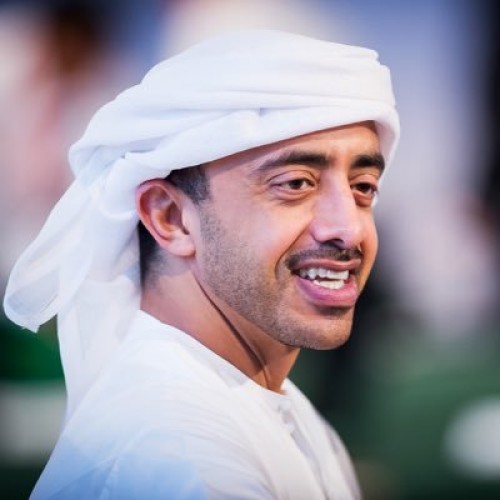 شاهد.. عبدالله بن زايد يتلقى التطعيم ضد فيروس “كورونا”