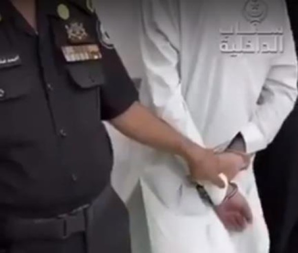 دوريات الأمن تلقي القبض على مقيم امتهن تزوير الإقامات ورخص القيادة بالرياض- فيديو