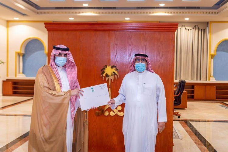 نظير جهوده في الإبلاغ عن تعديات على أراضٍ حكومية .. أمير الجوف يكرم مواطن ويوجه له الشكر والتقدير