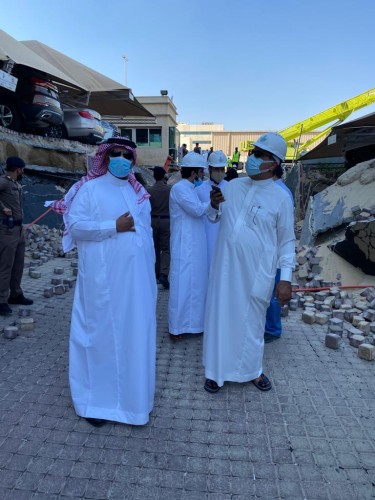 أمين الشرقية يتفقد موقع انهيار مواقف أحد الأبراج التجارية بالخبر