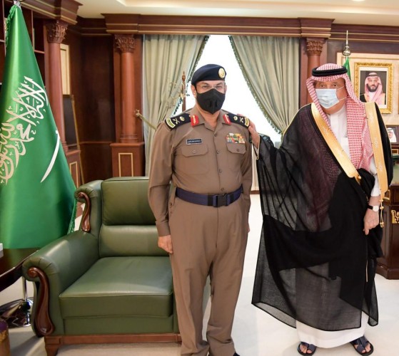 سمو أمير منطقة جازان يقلد مدير الدفاع المدني رتبته الجديدة ” لواء “..