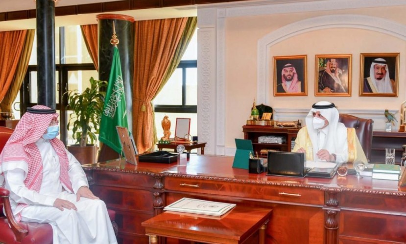 أمير  تبوك يلتقي مساعد المدير التنفيذي للبرنامج الوطني للتنمية المجتمعية في المناطق بمنطقة تبوك