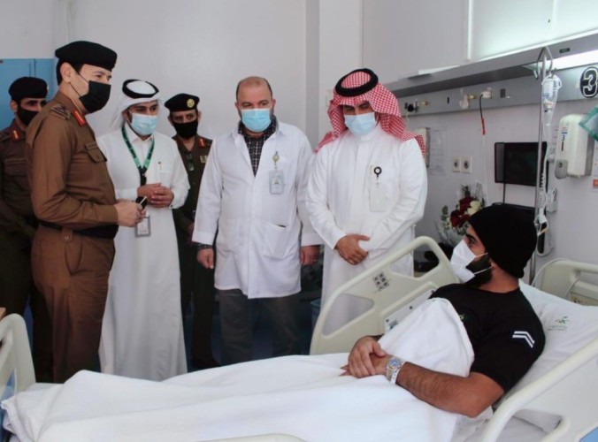 بعد تعرضهما لإصابة في إخماد حريق جبل غلامة .. مدير عام الدفاع المدني يطمئن على العريف خالد الشهري و سلمان العمري