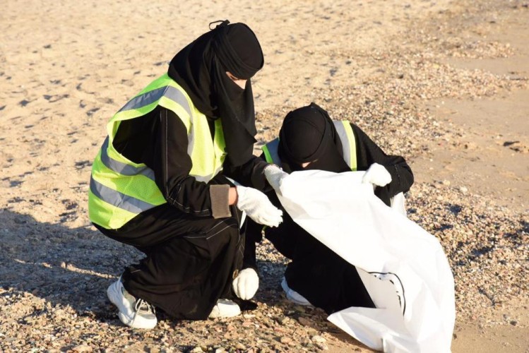 تحت رعاية أمير تبوك .. فريق تبوك البيئي وفريق الوجه التطوعي يشاركان في مبادرة ” شواطئنا نحميها”