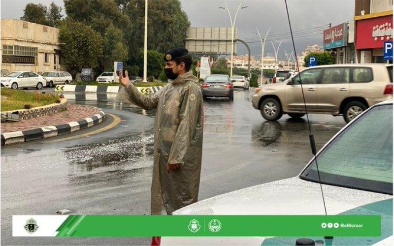 شاهد: رجال المرور ينظمون الحركة المرورية وسط الأمطار التي تشهدها منطقة الباحة