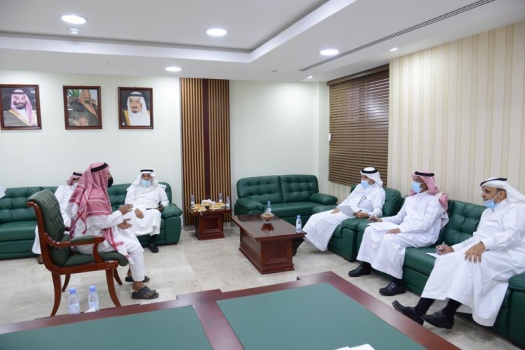 وزير النقل يلتقي المواطنين ويتلمس احتياجاتهم