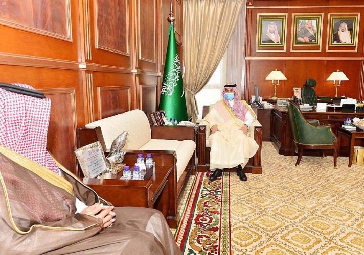 سمو نائب أمير منطقة حائل يستقبل مدير عام الشؤون الصحية الدكتور فرحان بن فالح الشمري في مكتبه