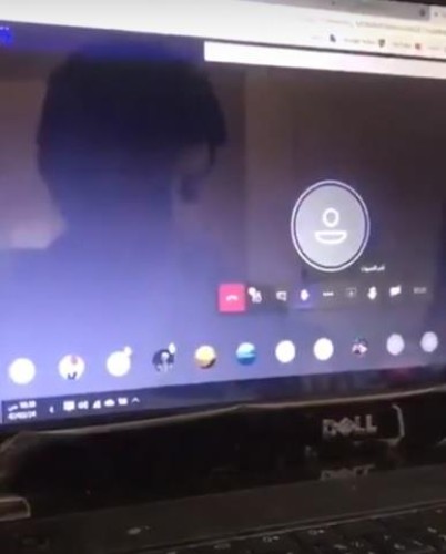 فيديو مؤثر لـ”طالب” يفاجئ معلمه بدعائه له بعد نهاية الحصة الدراسية عن بُعد “الله يدخلك الجنة”