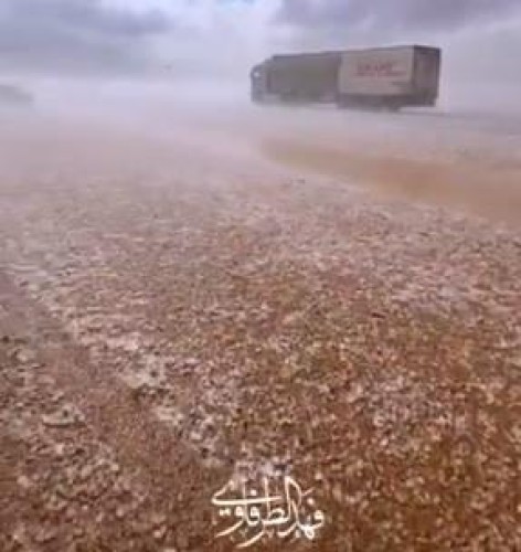 شاهد: تبوك تكتسي بـ”اللون الأبيض” بعد تساقط البرد على أماكن متفرقة!