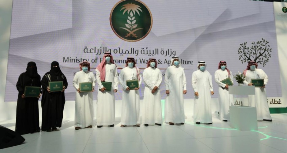 “الفضلي” يدشن 3 مؤسسات أهلية.. ويكرم المساهمين في تحقيق إنجاز 99% في مؤشر جودة الأداء