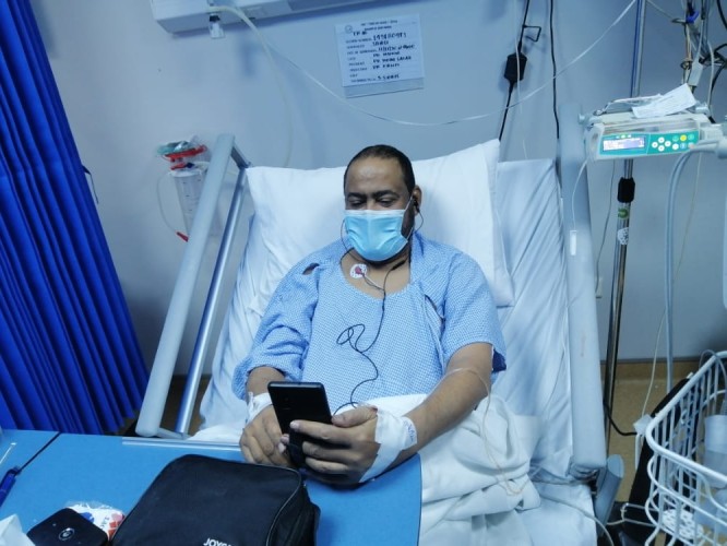 رغم المرض معلم بتعليم صبيا يشرح الدروس لطلابه عن بعد وهو على السرير الأبيض