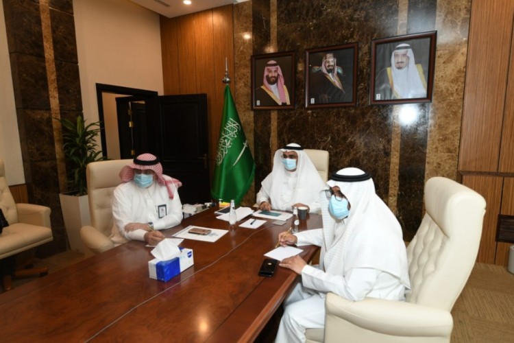 أمين المنطقة الشرقية يوجه جميع الوكلاء ومسؤولي الإدارات ورؤساء البلديات بضرورة مضاعفة أعداد الفرق الميدانية