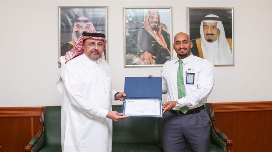 بالفيديو: موظف بـ”مطار الملك عبدالعزيز” يروي تفاصيل واقعة إعادته لمحفظة تحتوي على مبلغًا ماليًا كبيرًا لأحد المسافرين