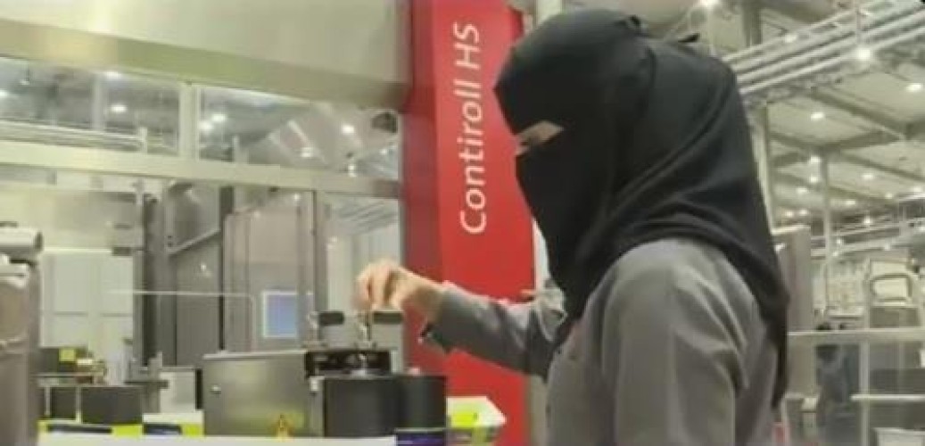 بالفيديو: أكثر من 100 فتاة سعودية تتولى تشغيل مصانع ثاني أكبر مدينة صناعية في الرياض