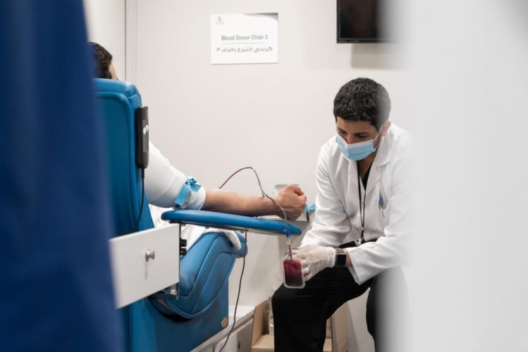 77 متبرعاً في حملة التبرع بالدم في حفر الباطن