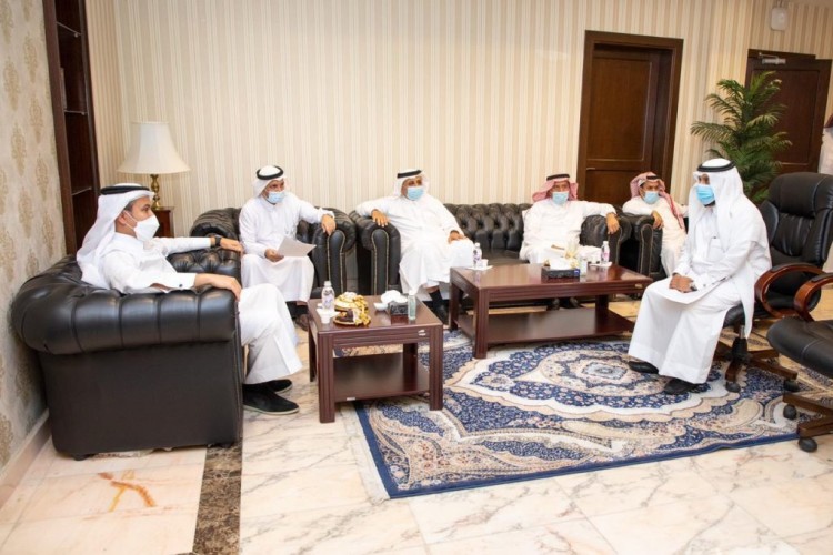 وزير النقل يلتقي المواطنين ويتلمس احتياجاتهم