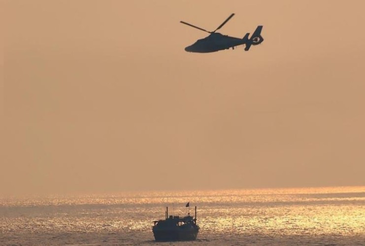 شاهد: القوات البحرية تنفذ عملية نوعية وتعترض مركب يحمل كمية كبيرة من الحشيش المخدر